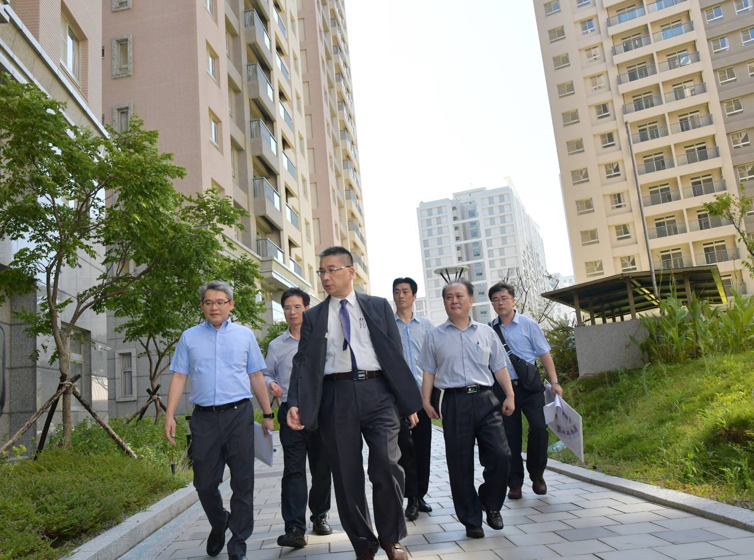 內政部長徐國勇(中)偕同政務次長花敬群(左)訪視林口社會住宅，打造安居環境 奠定拚經濟基礎。