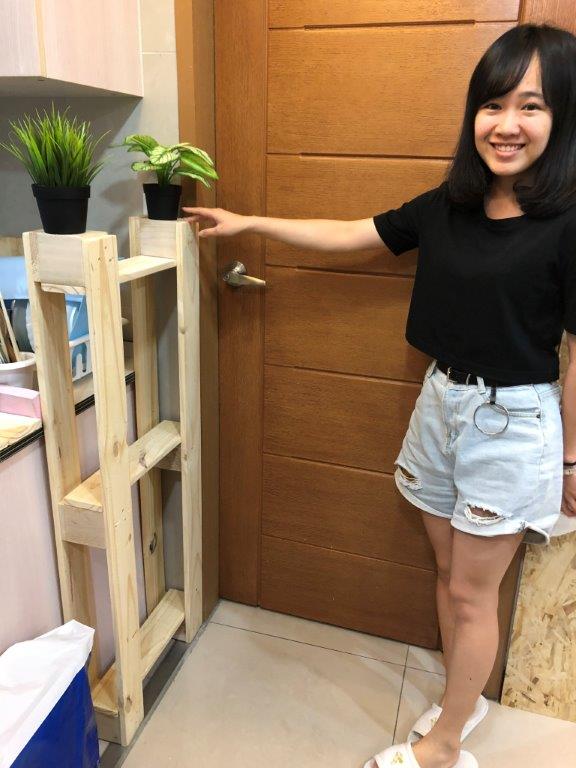 巫曉涵(圖)和室友利用多餘的木棧板廢料，自行DIY做成置物櫃，擺放盆栽，成為另類家具。