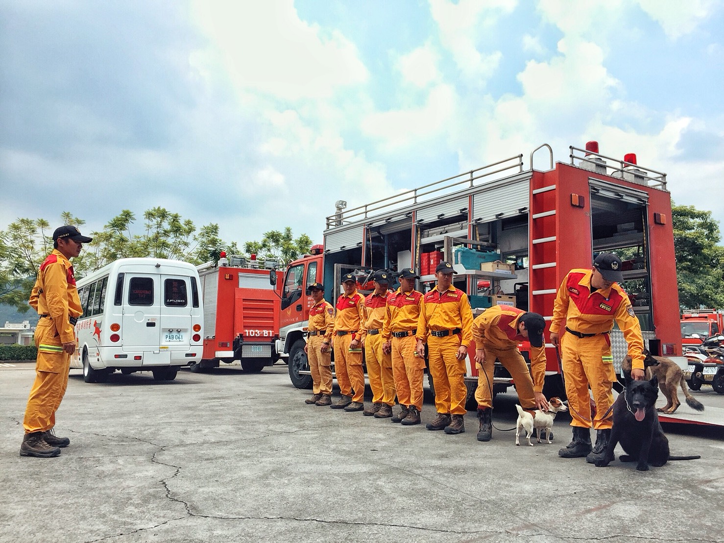 內政部消防署已集結40名搜救隊員、搜救犬3隻，隨時待命前往救災