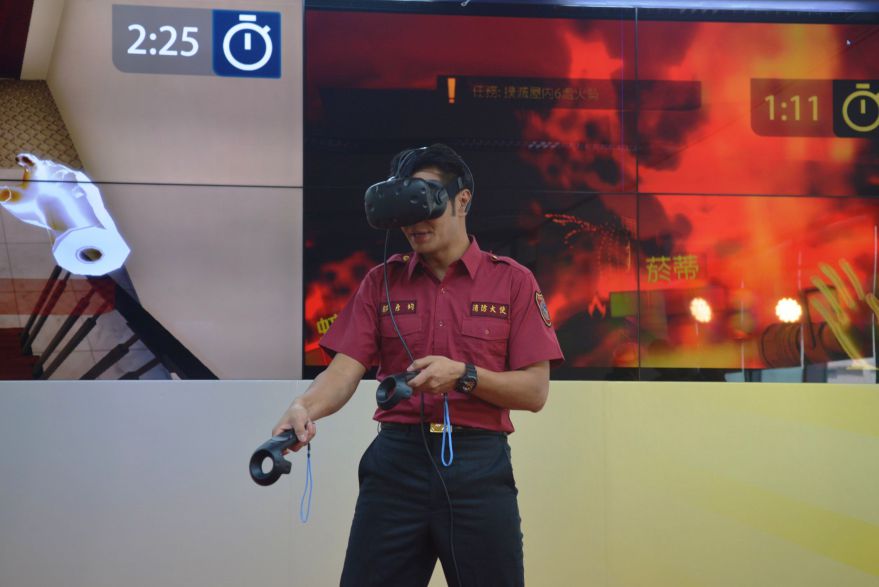 消防大使郭彥均體驗「火線任務VR闖關遊戲」