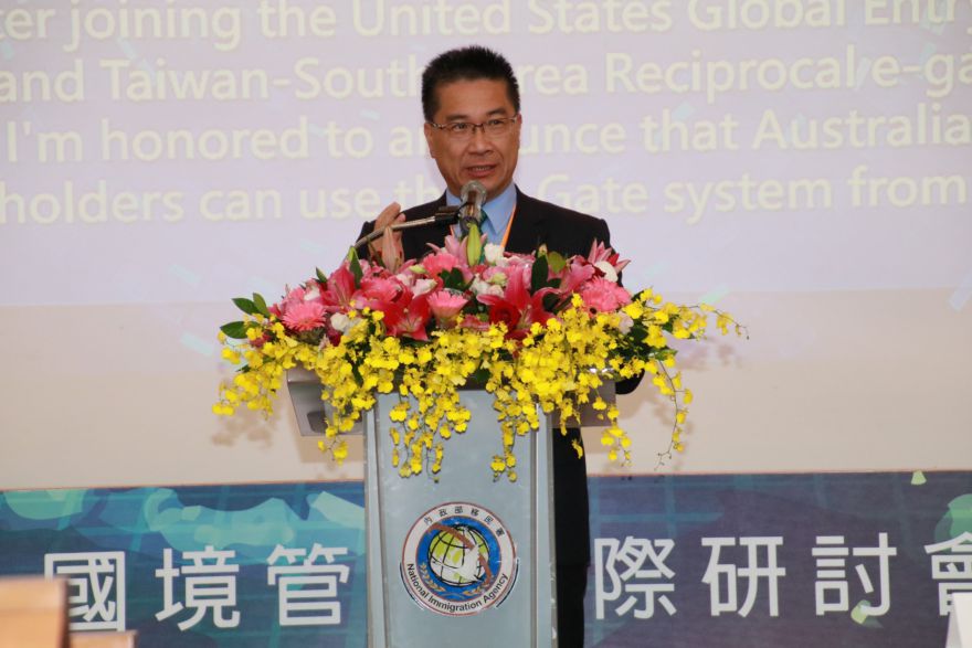 內政部部長徐國勇表示努力與其他國家洽談建立互惠使用自動查驗通關系統，使國人出國旅遊更為便利。
