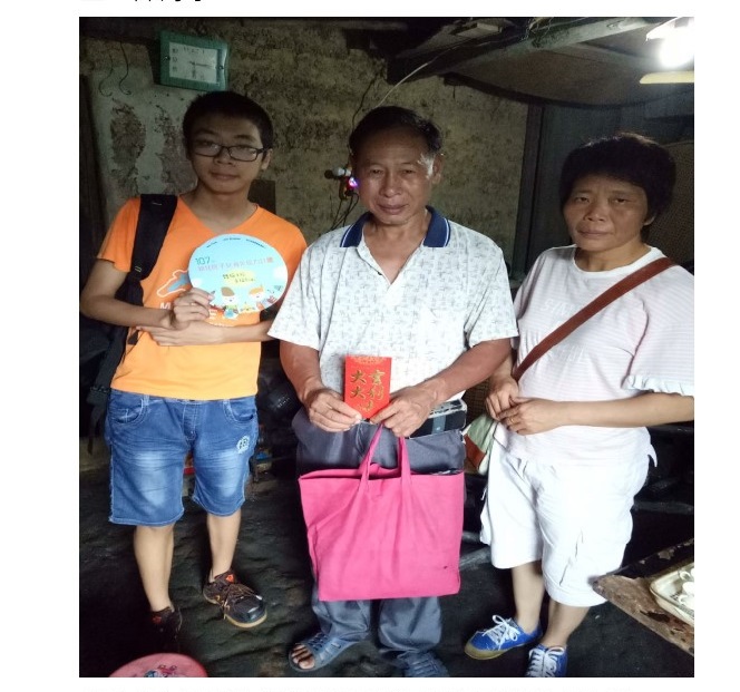 董明晉(左)與媽媽(右)探訪大陸永春獨居老人，散播愛心與關懷