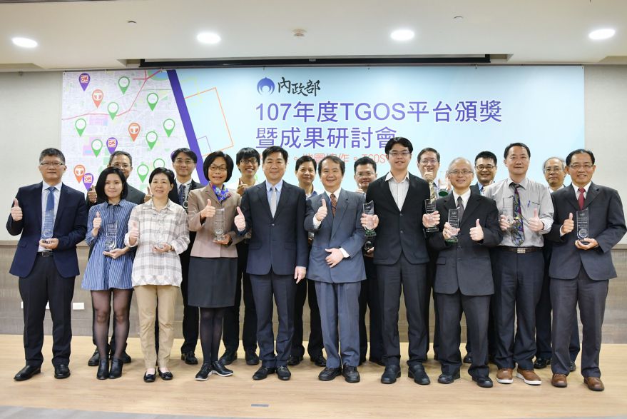 內政部政務次長陳宗彥(左5)與獲獎的16個績優加盟及加值應用單位合影