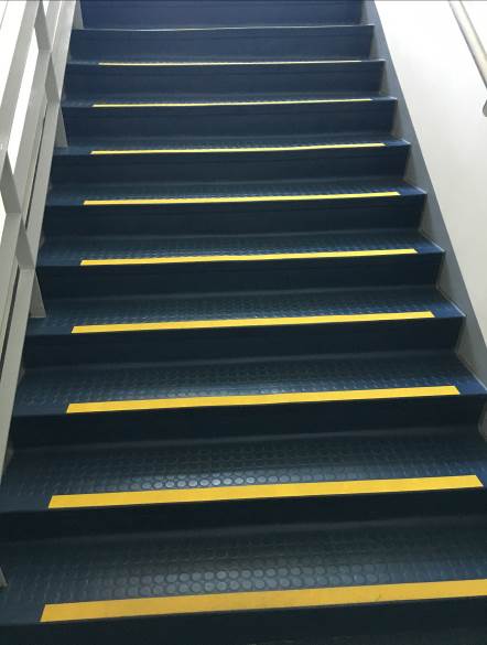 無障礙樓梯-樓梯之踏面採用不同顏色區別，以利視覺障礙者於行進間辨識，增進使用之安全