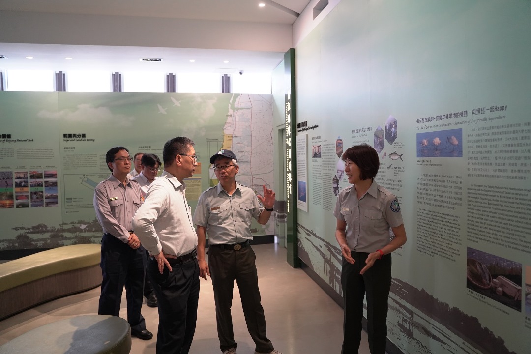 部長徐國勇在台江國家公園遊客中心聽取導覽解說
