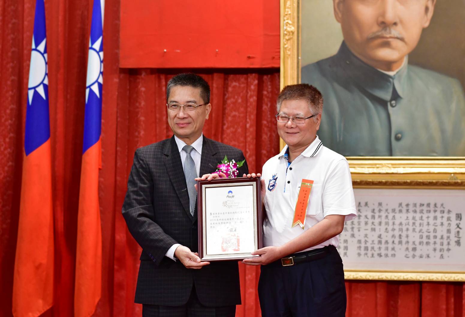 內政部長徐國勇（左）頒獎表揚績優合作社及人員