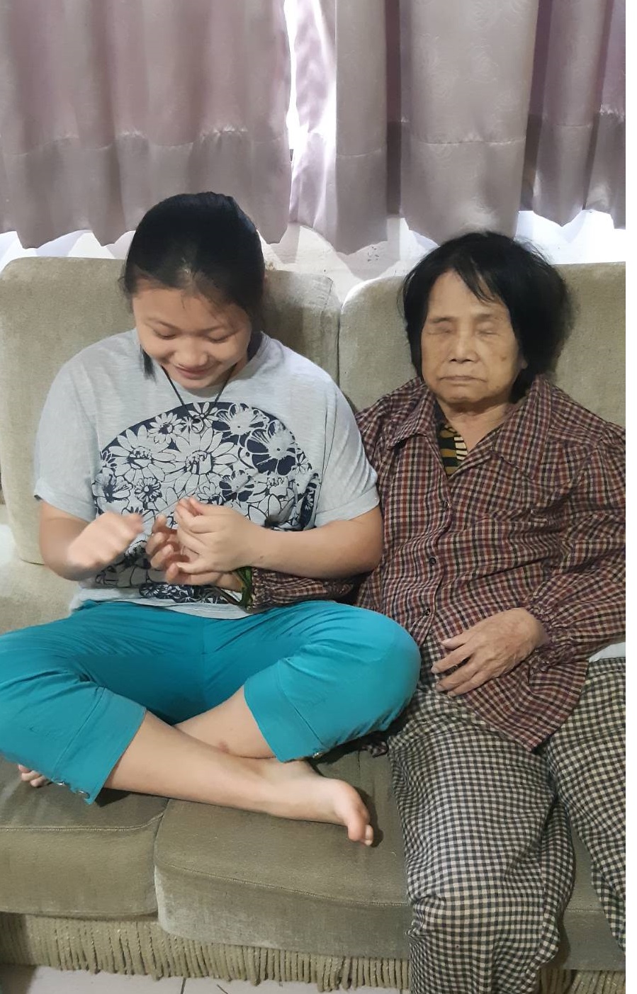 孝行楷模：新北市阮怡靜同學與88歲全盲又體弱的阿祖相依相伴