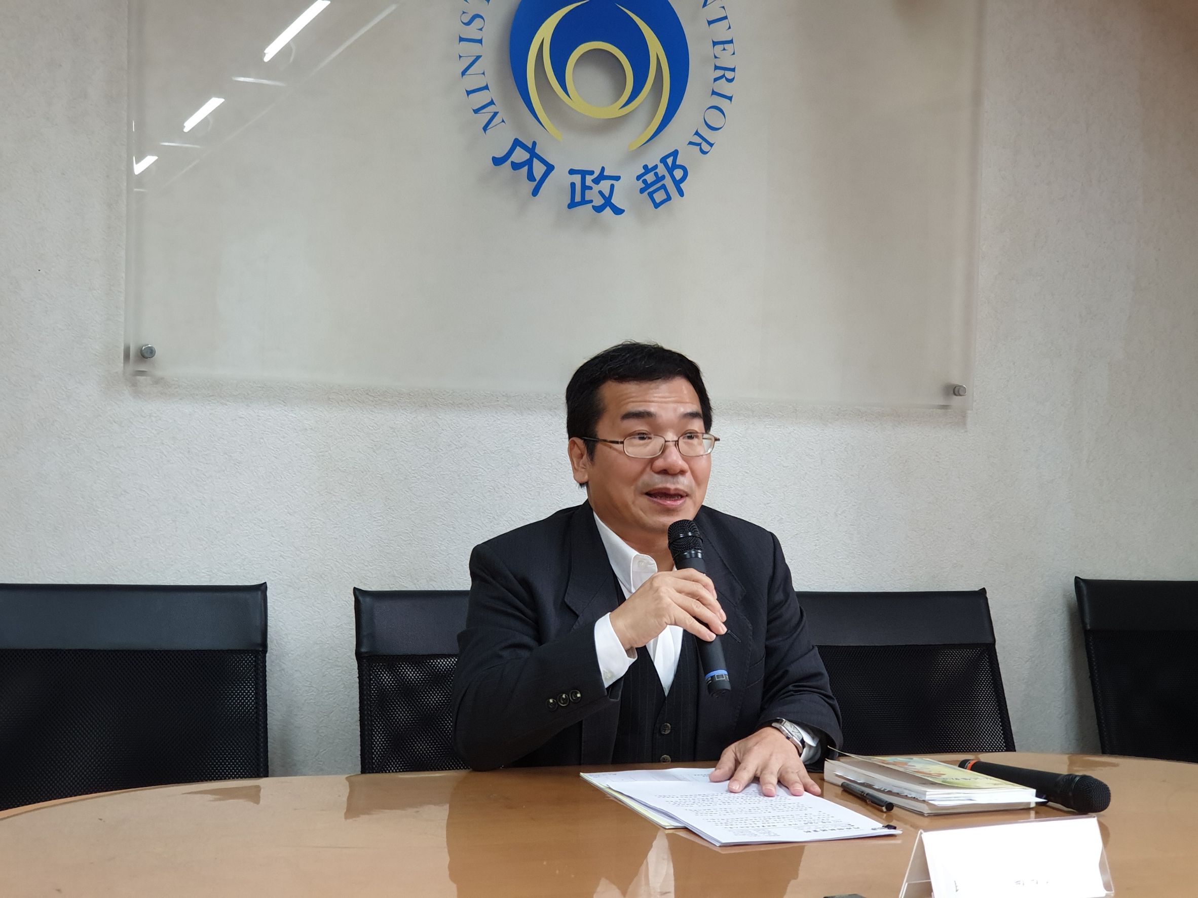 鄭英弘副司長表示仍有246個政黨未完成法人登記