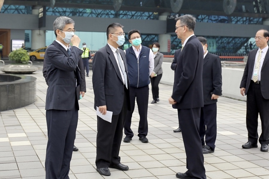 徐部長抵達桃園機場第二航廈,瞭解今日入境旅客通關情形