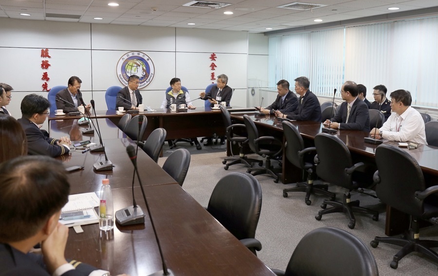 徐部長及陳次長於會中聽取移民署說明境管措施