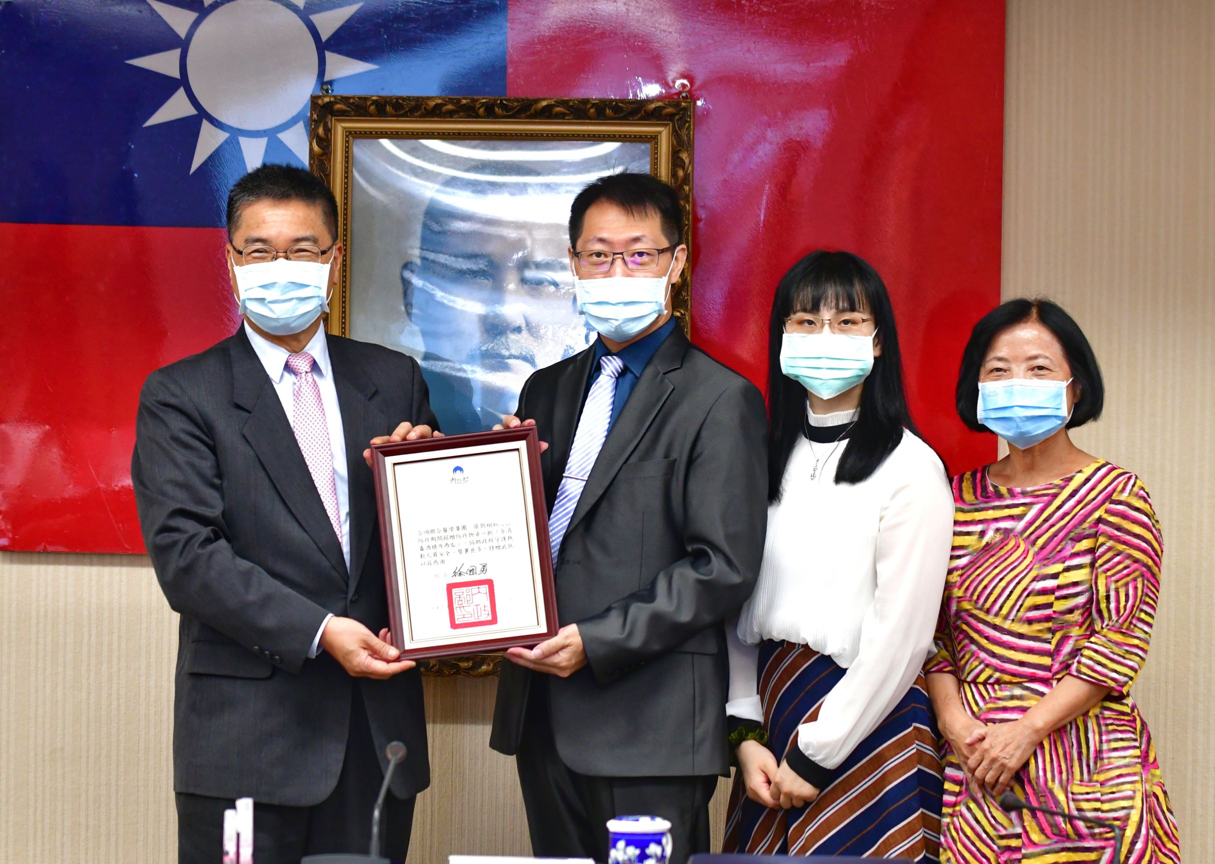 部長徐國勇(左1)致贈感謝狀予HS合順聯合醫學集團執行長張凱翔(左2)及家人