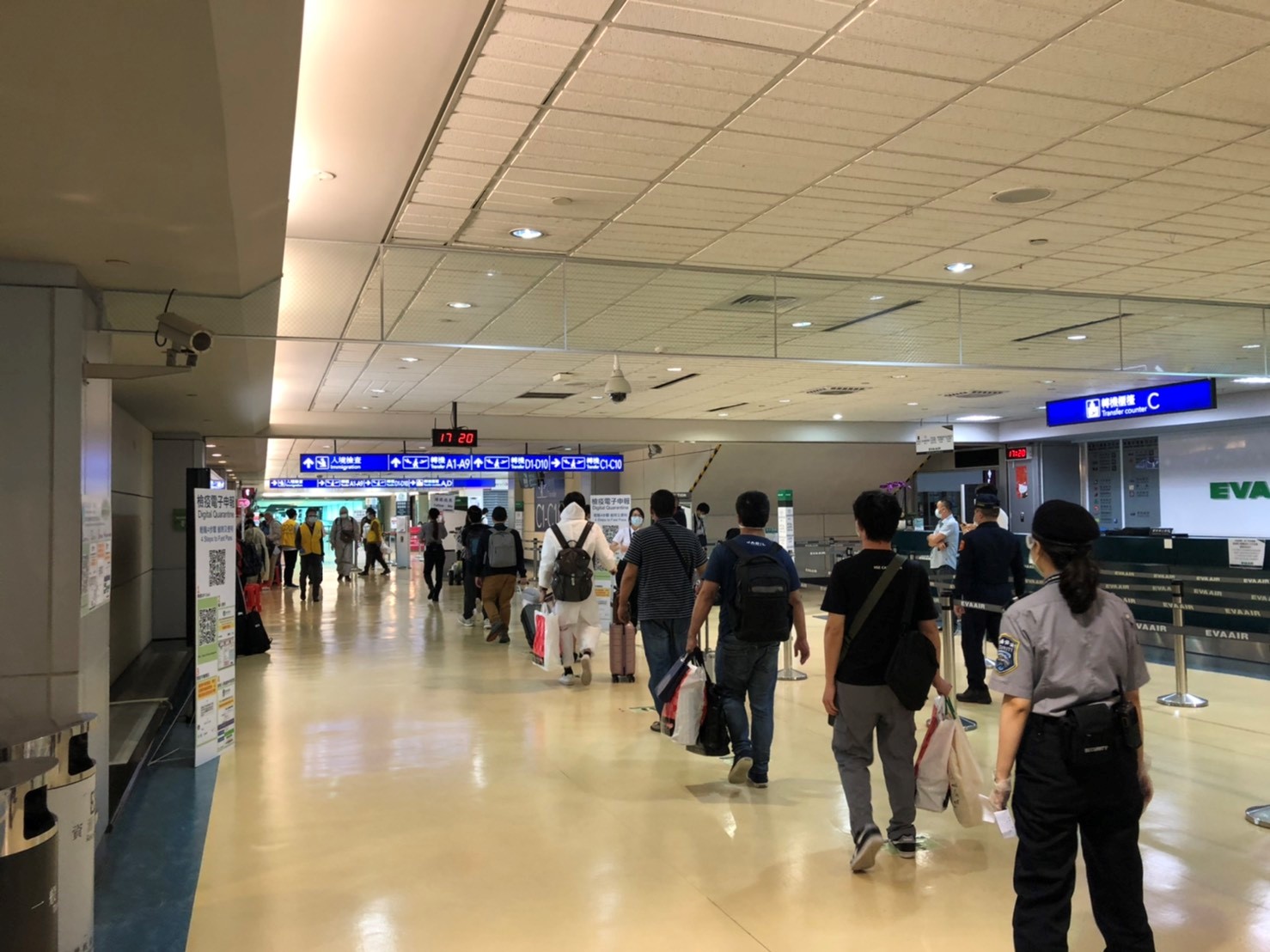 旅客步出登機門後前往入境查驗區