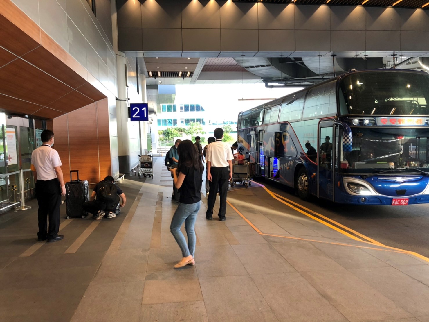 搭乘防疫巴士準備離開機場