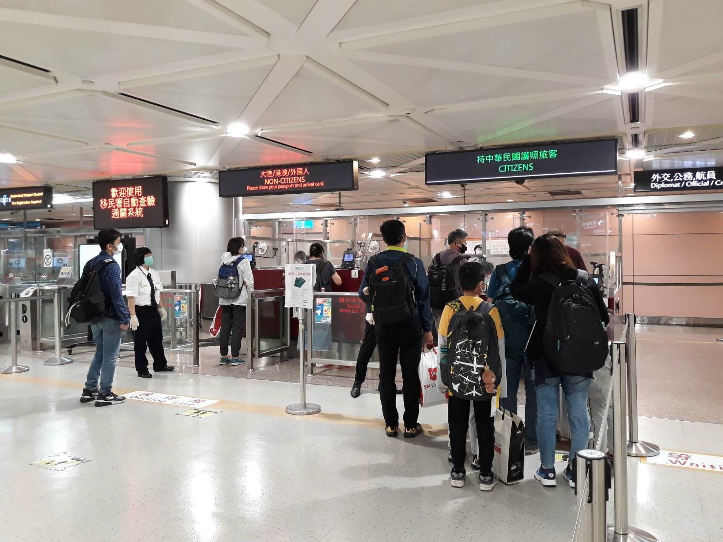 旅客排隊等候入境查驗通關