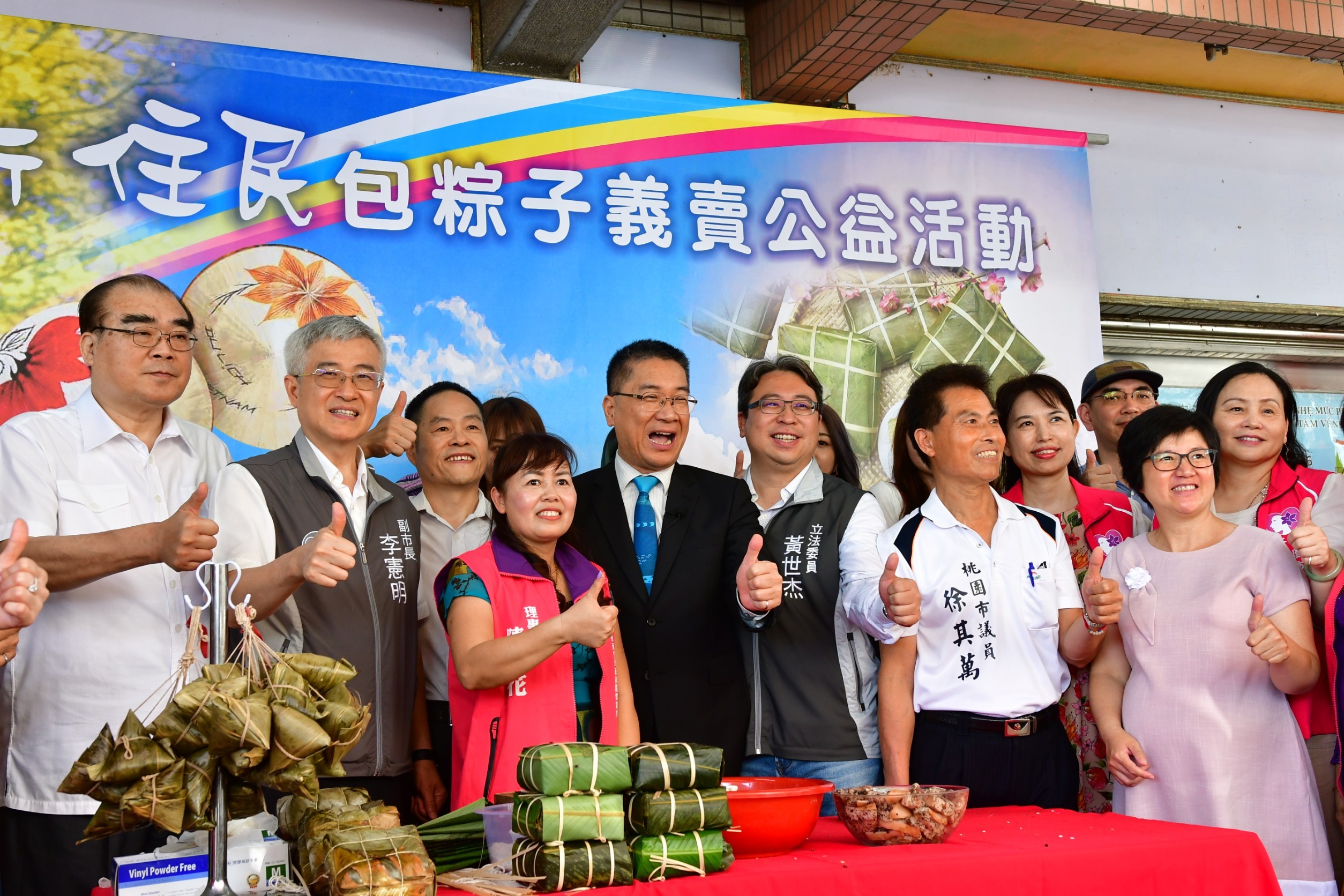 徐國勇部長幫助新住民朋友義賣近400顆越南粽