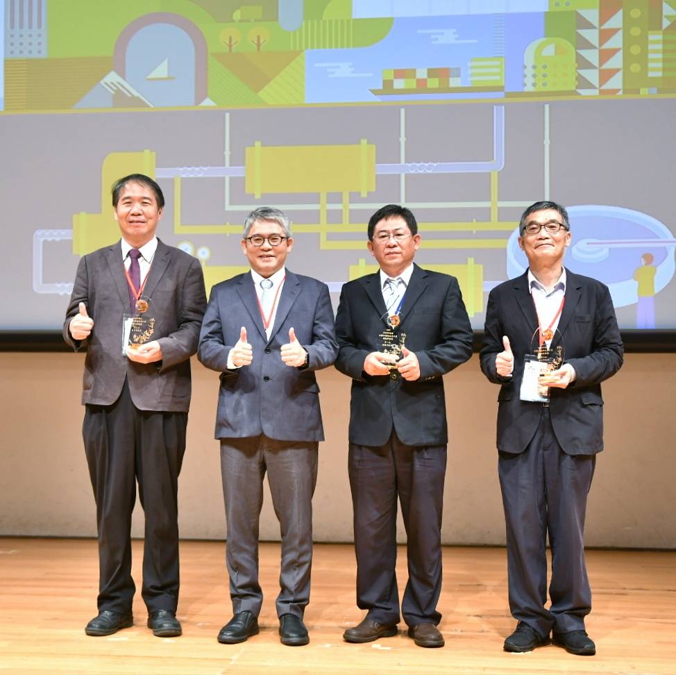 內政部次長花敬群(左2)與推動前瞻水環境計畫獲獎縣市合影