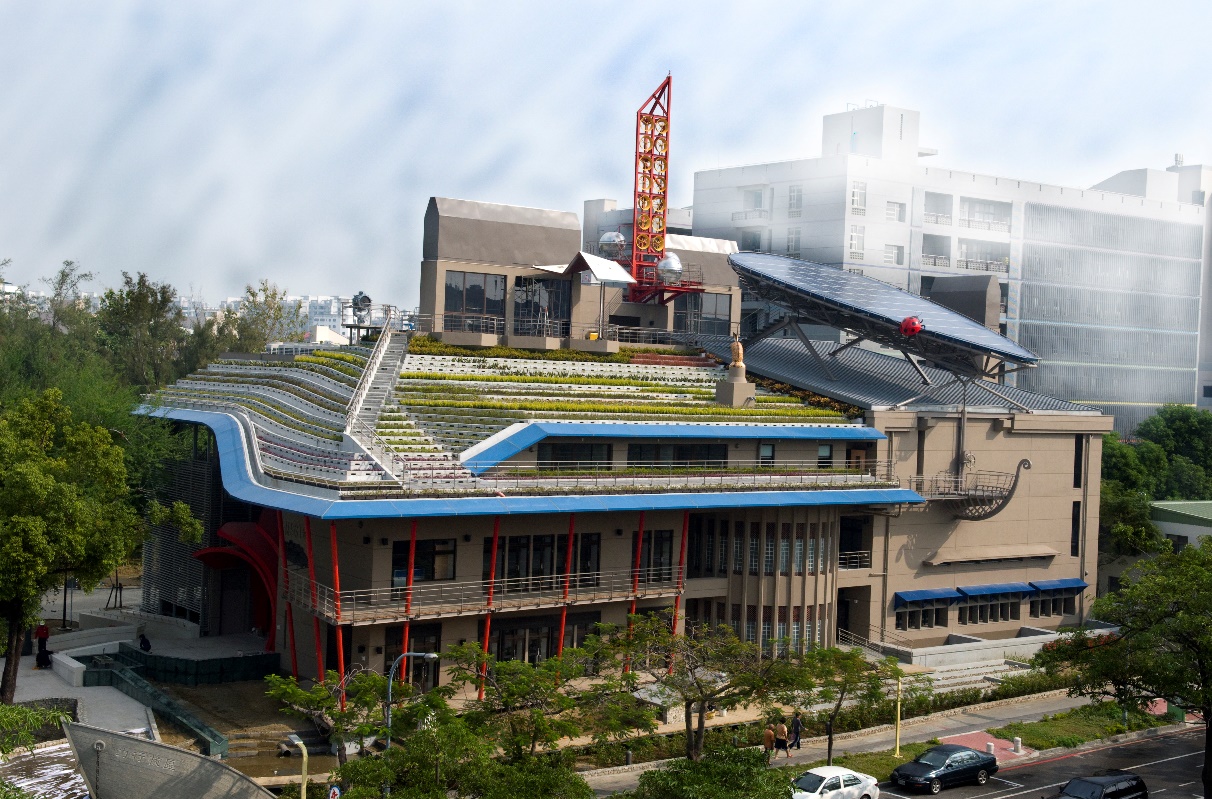 成功大學孫運璿綠建築科技大樓（綠色魔法學校）是臺南府城中的低碳建築典範