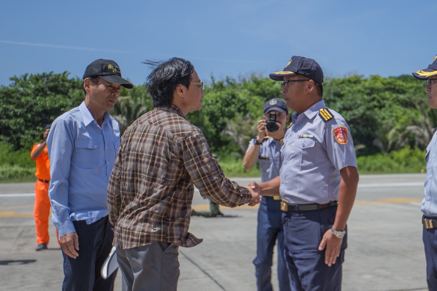 葉俊榮部長抵達太平島與王茂霖指揮官握手致意