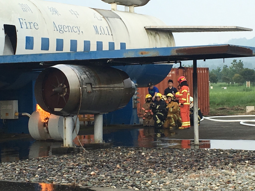 消防署訓練中心成員執行航空器災害事故搶救訓練