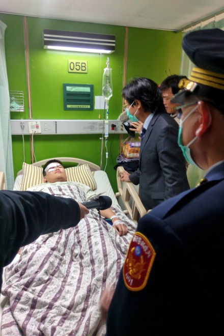 內政部長葉俊榮及警政署長陳國恩前往醫院探視受傷員警