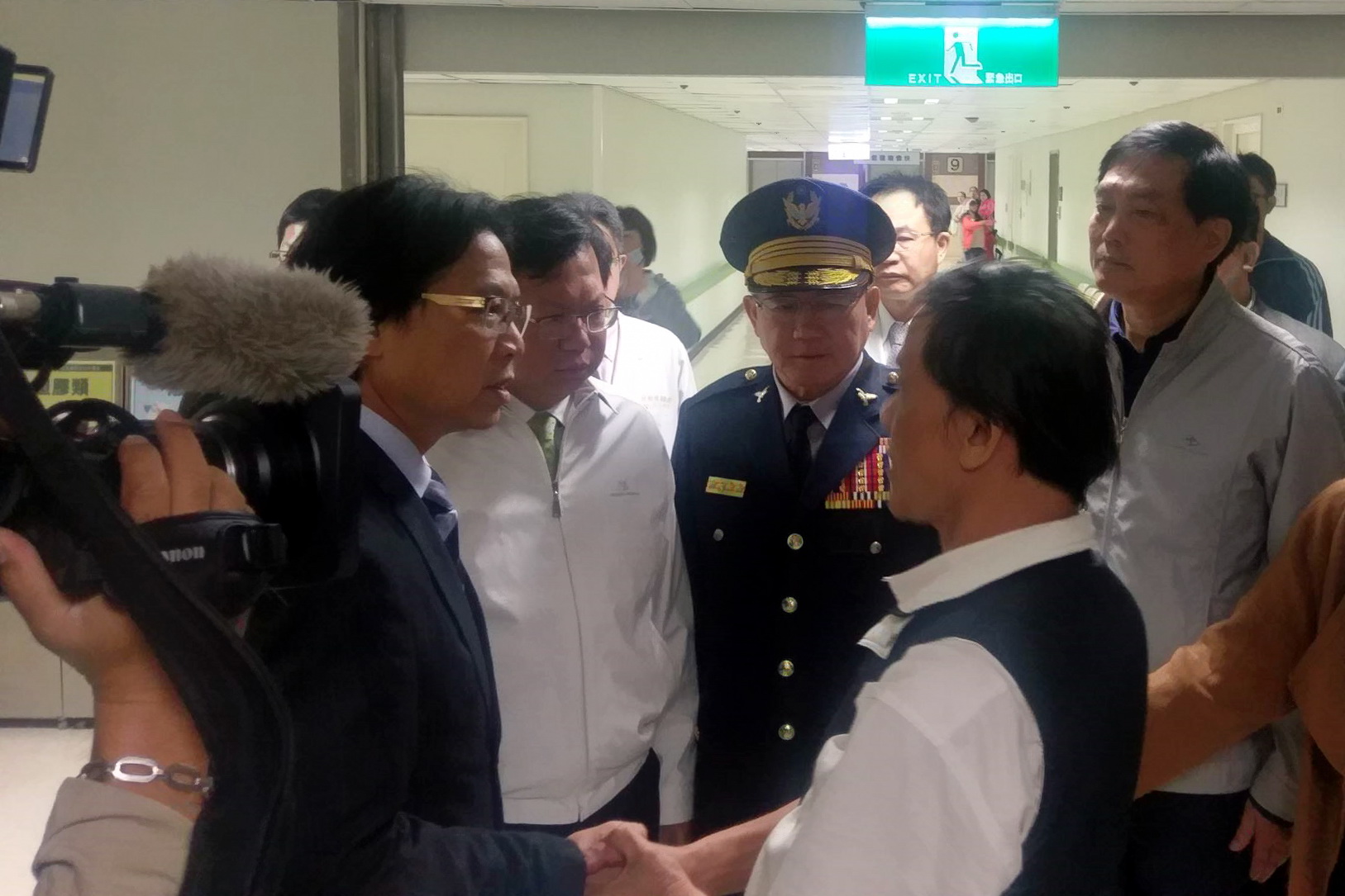 內政部長葉俊榮及警政署長陳國恩在醫院慰問受傷員警家屬