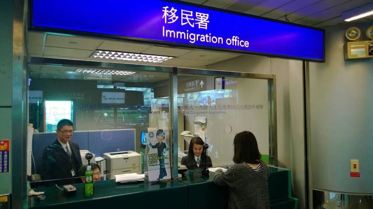 民眾在機場移民署入出境發證櫃臺，辦理文件核發手續