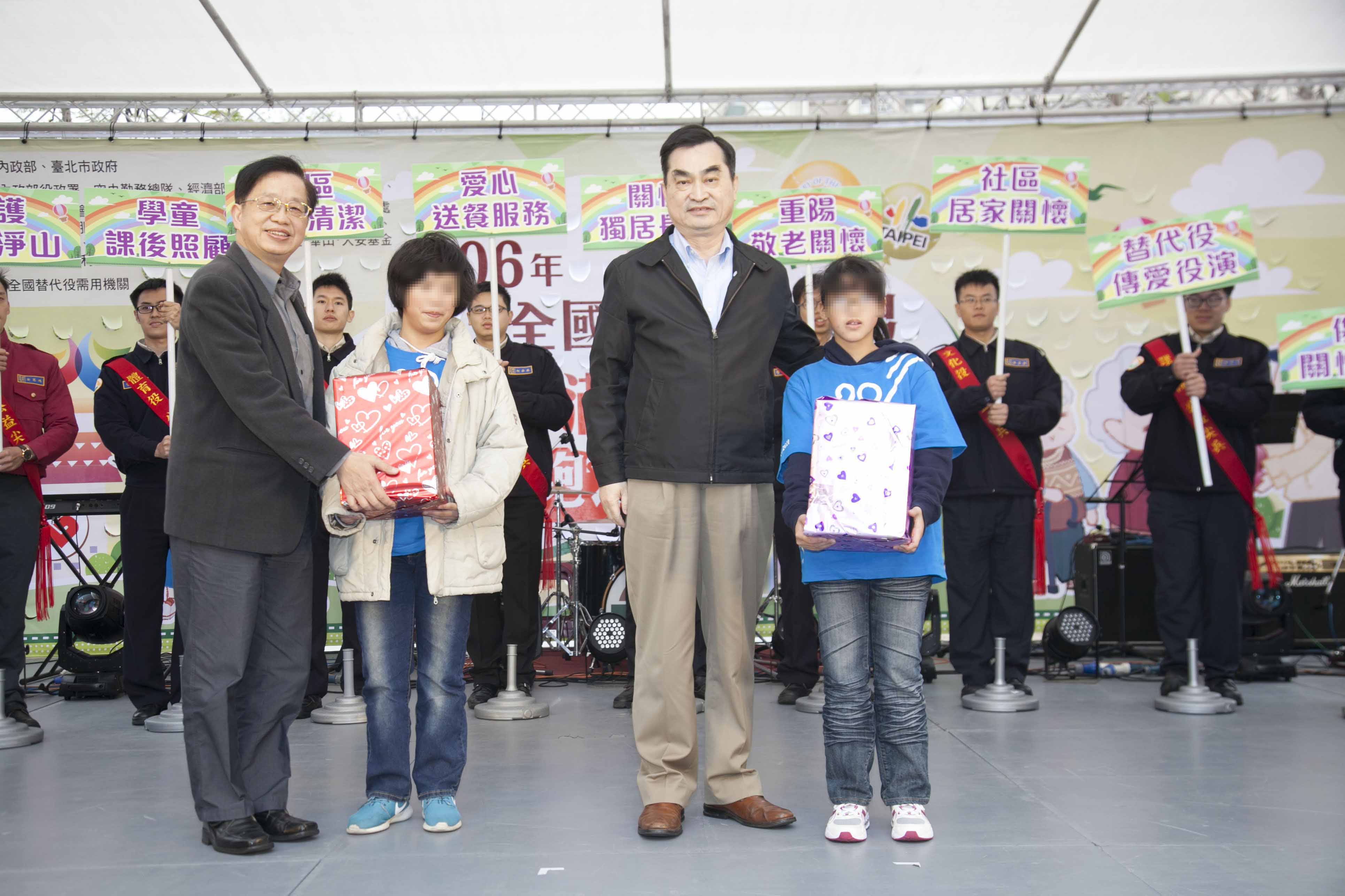 內政部次長邱昌嶽(左一)、臺北市副市長鄧家基頒贈學童文具用品