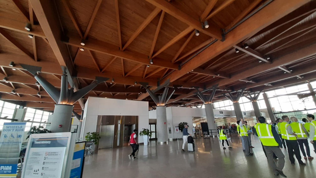 圖7. 與美國Portland國際機場人員合影與機場內屋頂梁及桁條結構