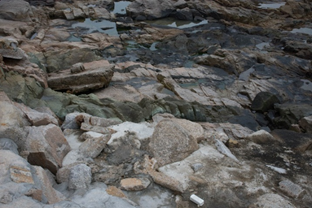 料羅的地質材料是花岡片麻岩