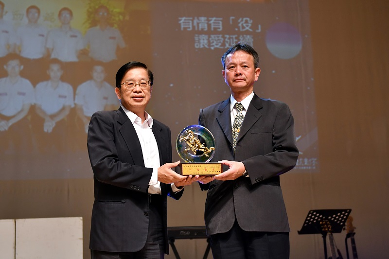 Deputy minister distributed the award to NASC (photo taken at a close range)..jpg