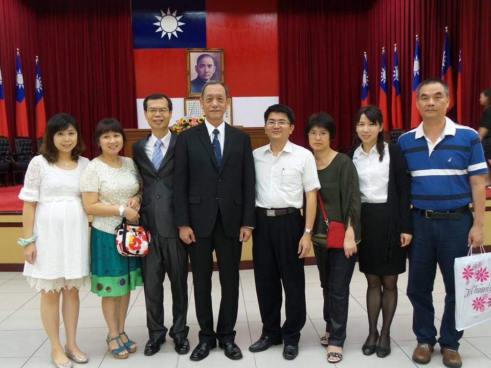 Director General and the staff.jpg
