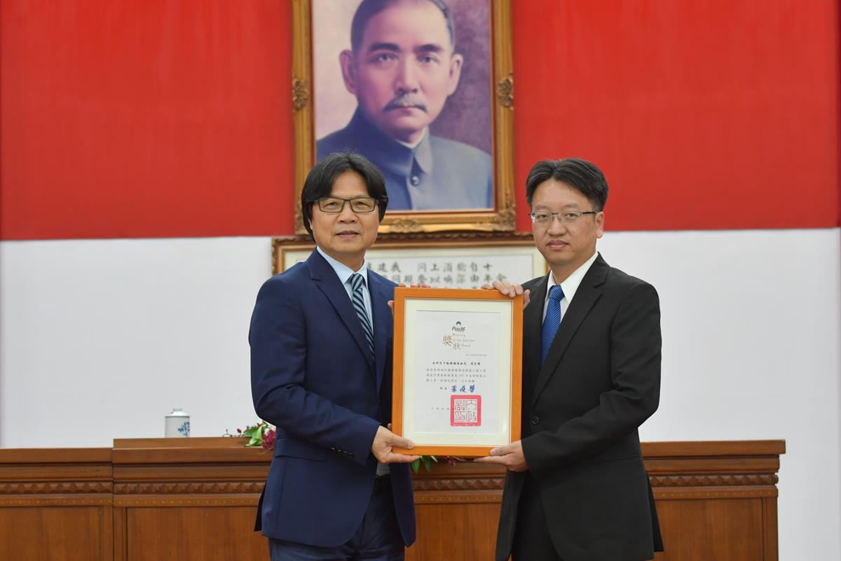 Minister of the Interior Yeh, Jiunn-Rong and Chief Chou, Hung-Sheng.jpg