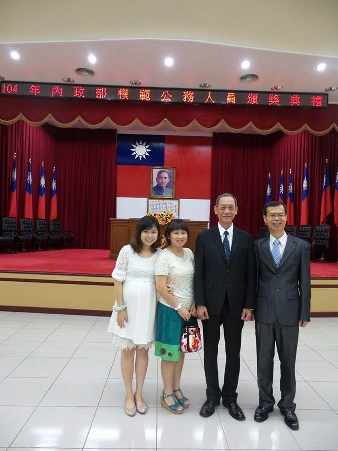 Director General Tung and Sr. Secretary Cheng, Wen-Tang were both selected as MOI Model Civil Servant of 2015.jpg