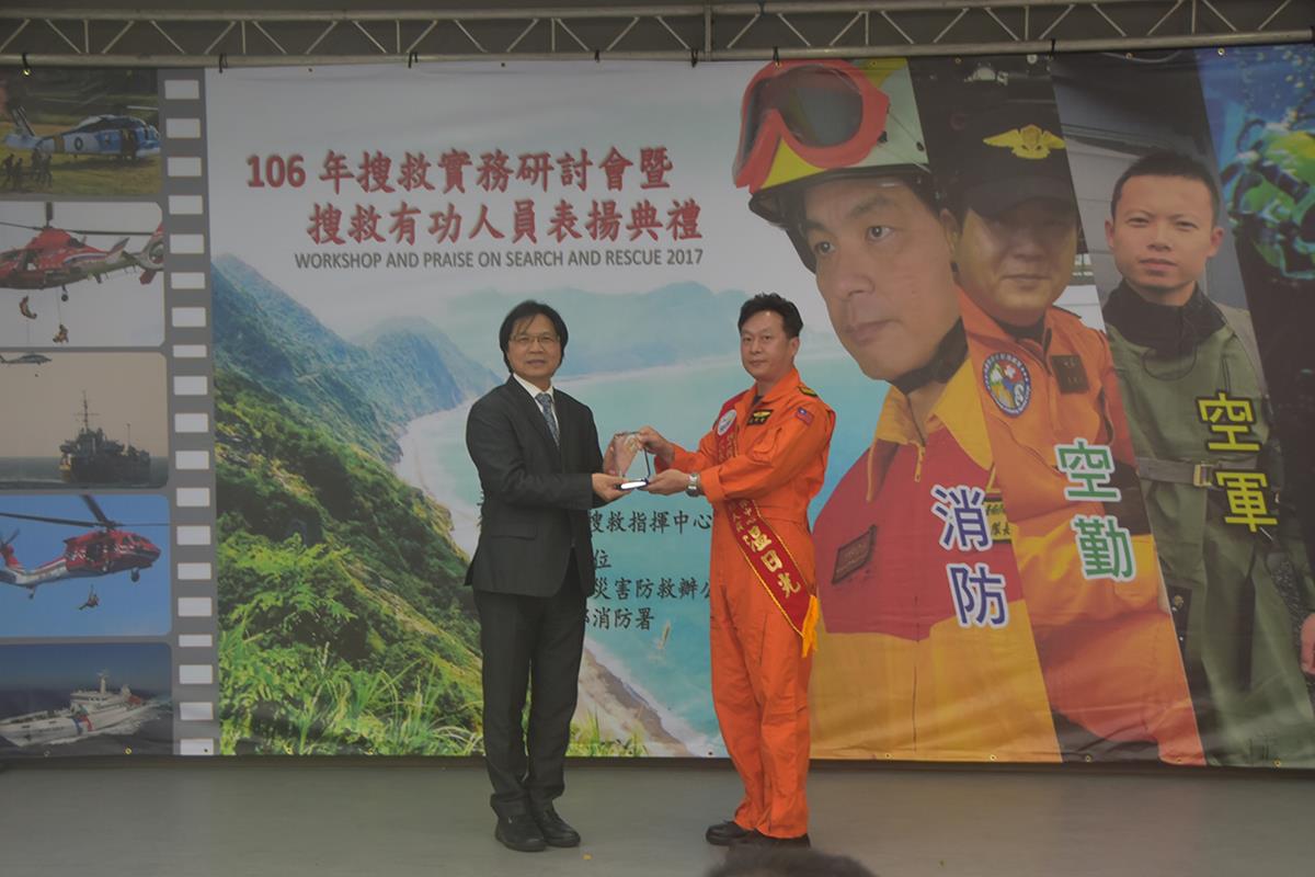 Supervisor of National Rescue Command Center, Minister Yeh Jiunn-Rong, and Wen Jih-Kuang.jpg