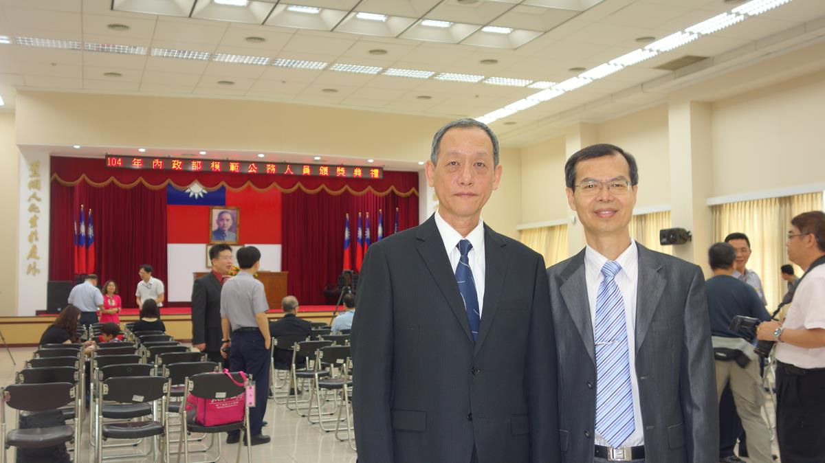 Director General Tung and Sr. Secretary Cheng, Wen-Tang.jpg