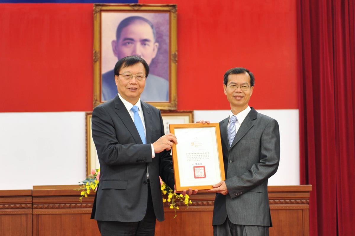 Sr. Secretary Cheng, Wen-Tang was selected as a MOI Model Civil Servant of 2015 (3 total pictures).jpg