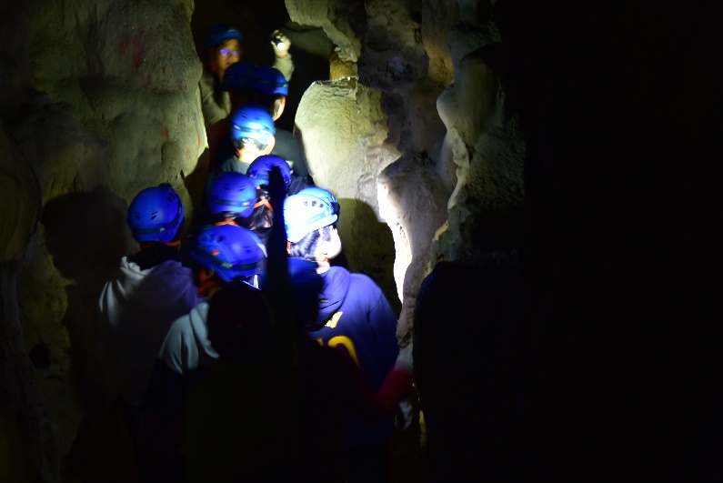 學生探索洞穴的樣貌