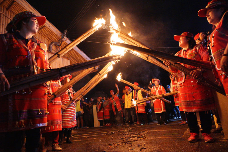 「矮靈祭」族人拿著火把。