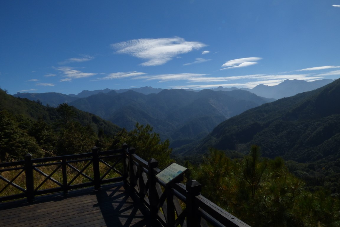 雲霧步道眺望稜線-邱慶耀