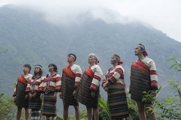 《LKAWTAS祖靈》片中演員在山中歌唱