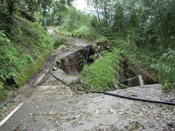 雪見遊憩區受蘇力颱風強風豪雨影響，聯外道路司馬限林道多處崩塌受損嚴重