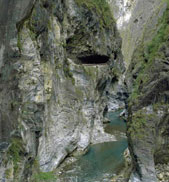 立霧渓の中流には黒や灰色の大理石に混じって緑色の火成岩が見られます。