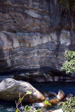 タロコ峡谷ではその成分によって黒や白、灰色など色の違う層が重なった巨大な大理石が見られます。