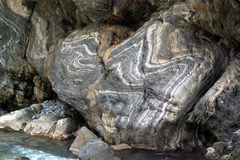 巨大な大理石の複雑に曲がりくねった褶曲模様は大昔に起きた地殻変動のはかり知れない大きさを物語っています。