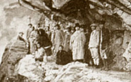 日本統治時代に開かれた合歓越え道の中でも、錐麓断崖地点は地上400メートルのところに岩をくりぬいて造られた人一人がやっと通れるだけの危険な場所でした。