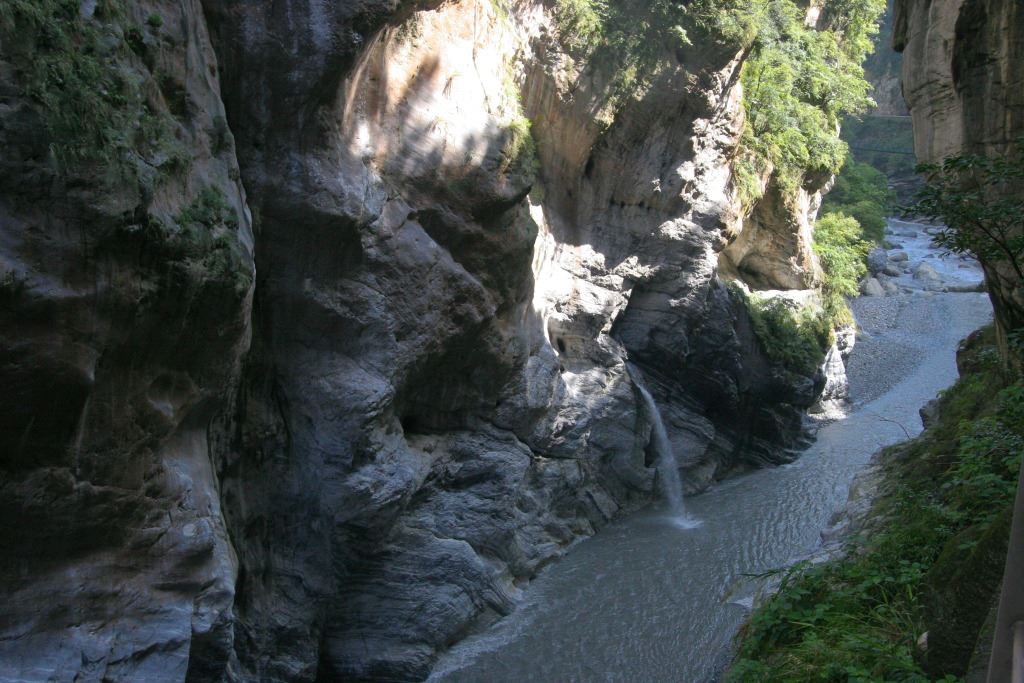 Swallow Grotto (Yanzikou) deep U-shaped valley