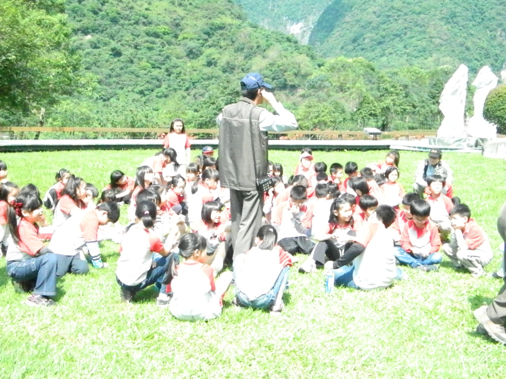 0423東華附小2年級-同學們坐在草皮上進行活動(.jpg)