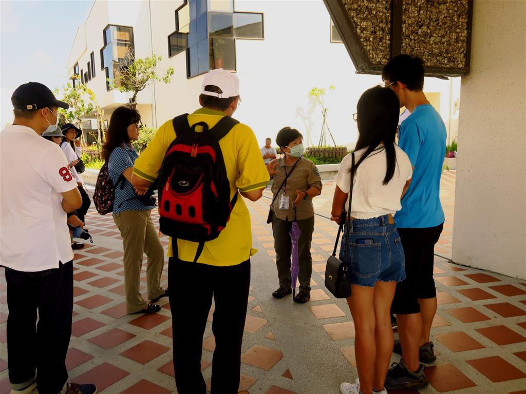 遊客造訪台江學園，聆聽解說志工導覽或觀看影片。