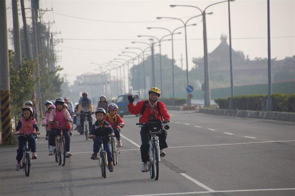 三股國小學童騎單車參訪潟湖