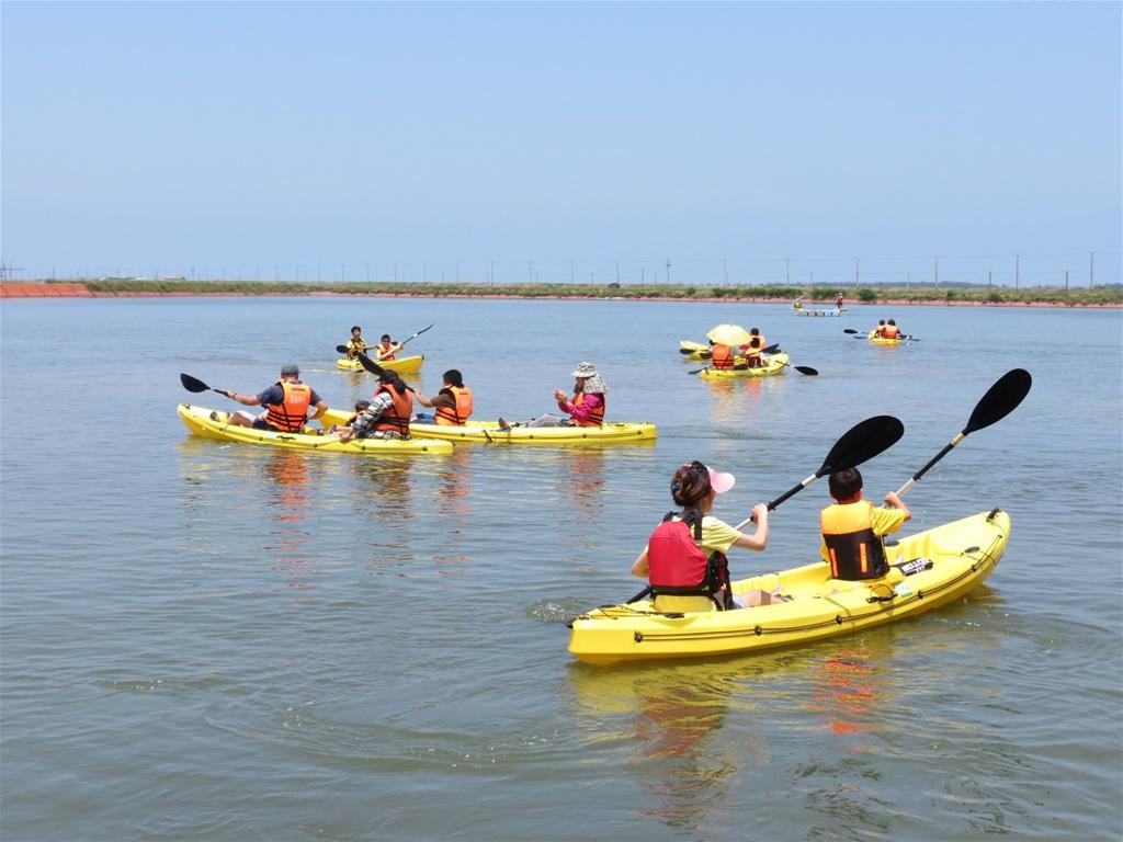 以獨木舟體驗六孔教學魚塭濕地環境